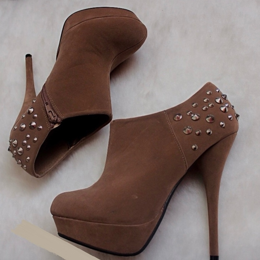 TAN COLOR BOOTS WITH STUDS